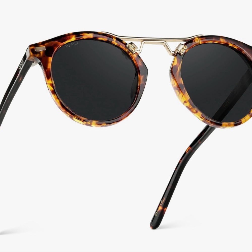 Stylish Tortoiseshell Sunglasses for Women - Picture 4 of 7